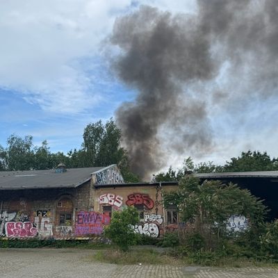 FW Dresden: Gebäudebrand auf ehemaligem Bahnhofsgelände - Großeinsatz der Feuerwehr Dresden