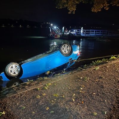 FW-E: Pkw im Baldeneysee - zwei Personen unverletzt - Fahrzeug geborgen
