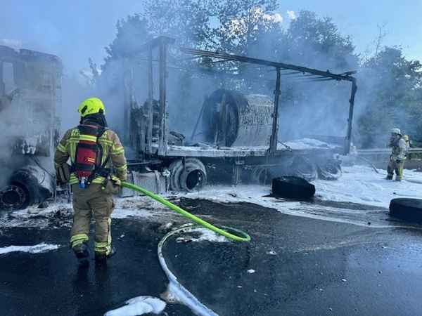 FW Ratingen: LKW Brand auf der A 44