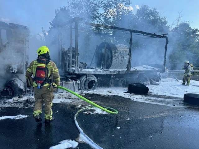 FW Ratingen: LKW Brand auf der A 44