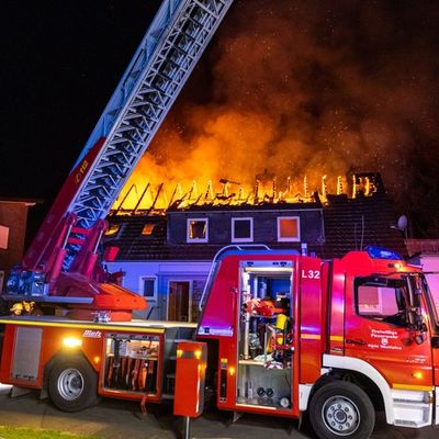 FW Porta Westfalica: 13.04.2025 - Wohnhaus-/Dachstuhlbrand in Vennebeck