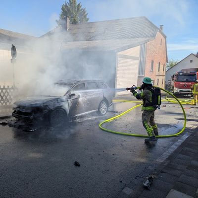 FW-PB: PKW Brand im Ortsteil Buke / Feuerwehr verhindert weitere Ausbreitung