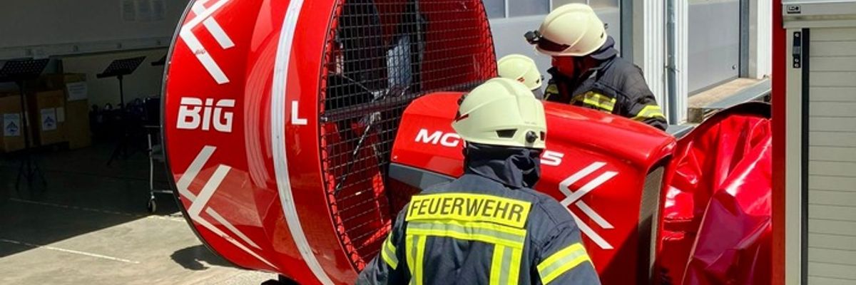 FW-OLL: Ausgelöste Brandmeldeanlage verhindert Schlimmeres - Erster Realeinsatz für Großlüfter der Kreisfeuerwehr Oldenburg