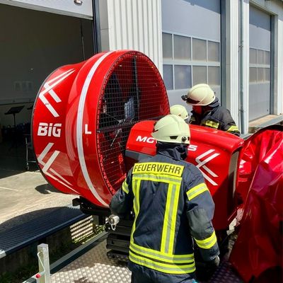 FW-OLL: Ausgelöste Brandmeldeanlage verhindert Schlimmeres - Erster Realeinsatz für Großlüfter der Kreisfeuerwehr Oldenburg