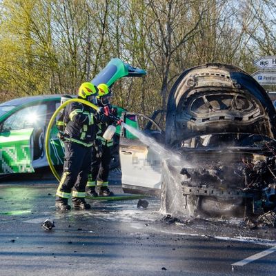 FW-RD: Verkehrsunfall auf der A 210 bei Bredenbek - PKW in Flammen