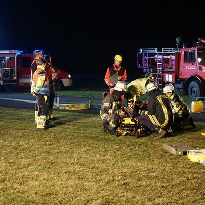 FW-AR: Verunglücktes Kleinflugzeug auf dem Rollfeld des Flugplatzes Arnsberg-Menden