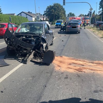 FW Dinslaken: Verkehrsunfall mit mehreren Fahrzeugen