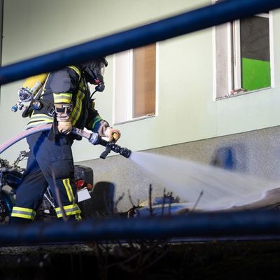 FW LK Neunkirchen: Feuerwehr Neunkirchen löscht Brand in Wiebelskircher Mehrfamilienhaus