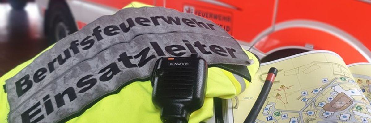 FW-RS: Brand in einem elektrischen Schaltschrank einer Industrieanlage