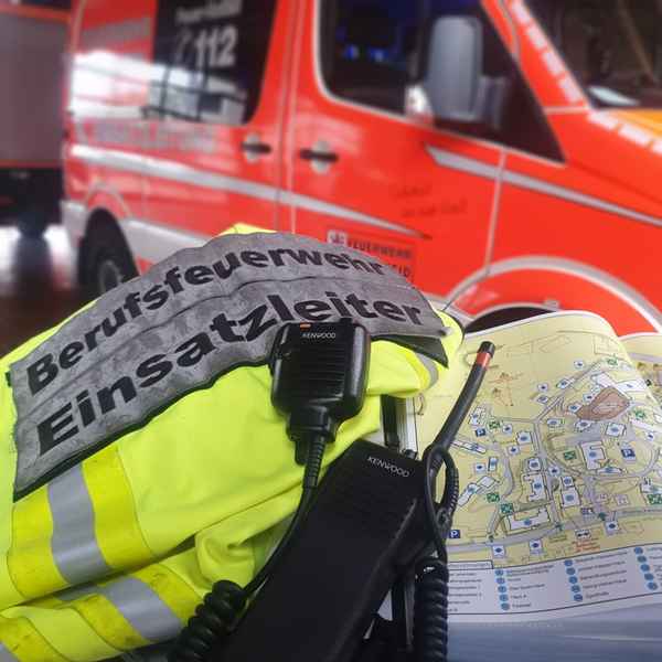 FW-RS: Brand in einem elektrischen Schaltschrank einer Industrieanlage