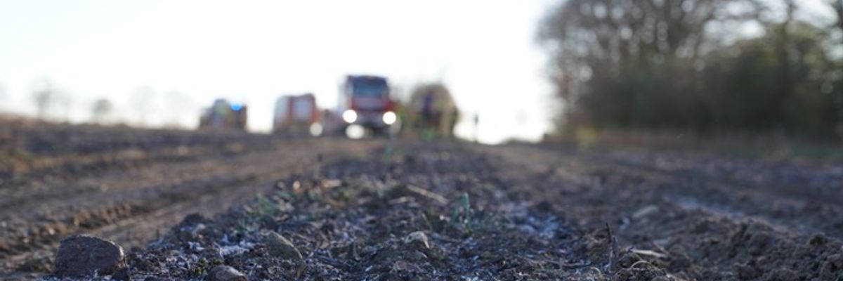 FW-SE: Zwei Hektar Feld in Flammen