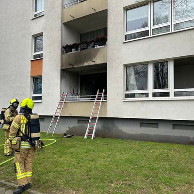 FW Ratingen: Balkonbrand macht Wohnung unbewohnbar