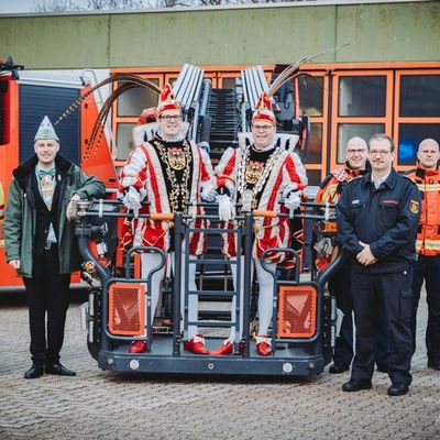 FW Düren: Royaler Besuch in der Feuer- und Rettungswache Düren