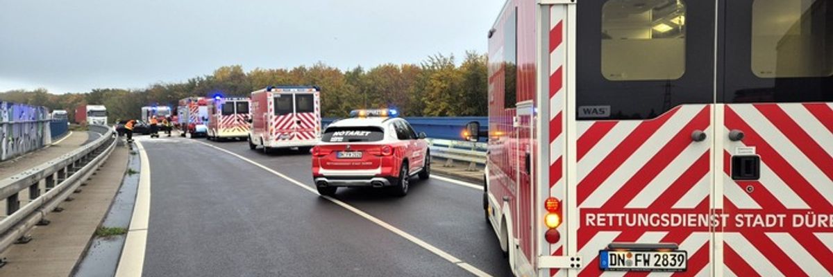 FW Düren: Verkehrsunfall auf der B264 mit drei verletzten Personen