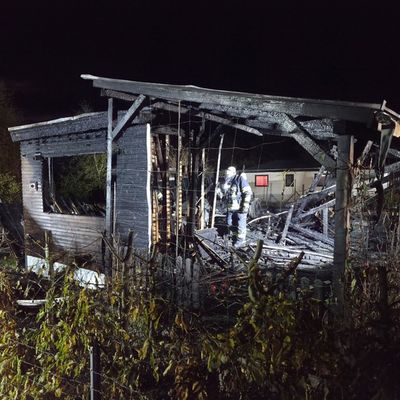 FW-ROW: Mobilheim in Lauenbrück in Vollbrand - Drei Verletzte und schwierige Löschwasserversorgung