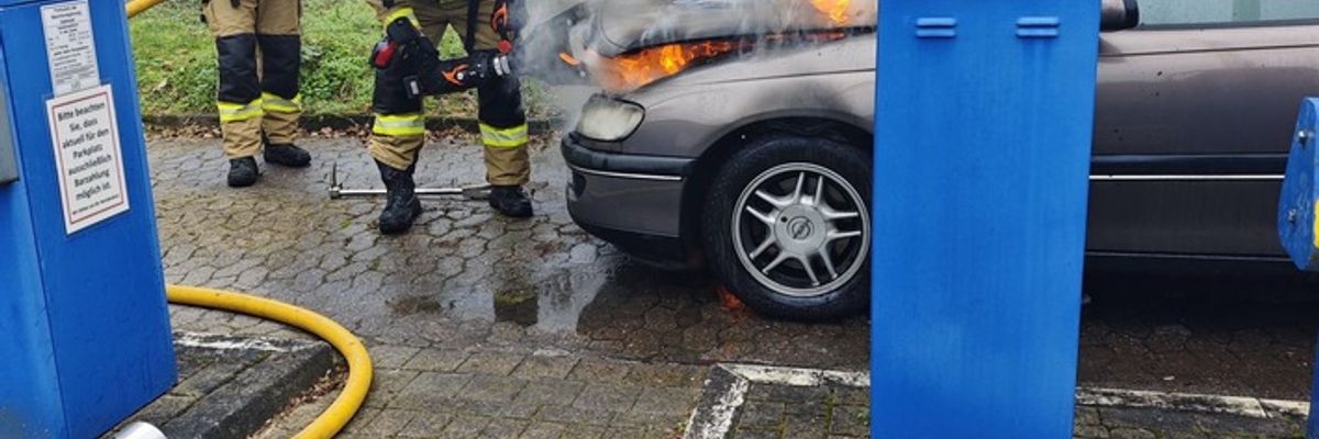 FW-DT: Pkw-Brand in der Leopoldstraße - Opel in Flammen
