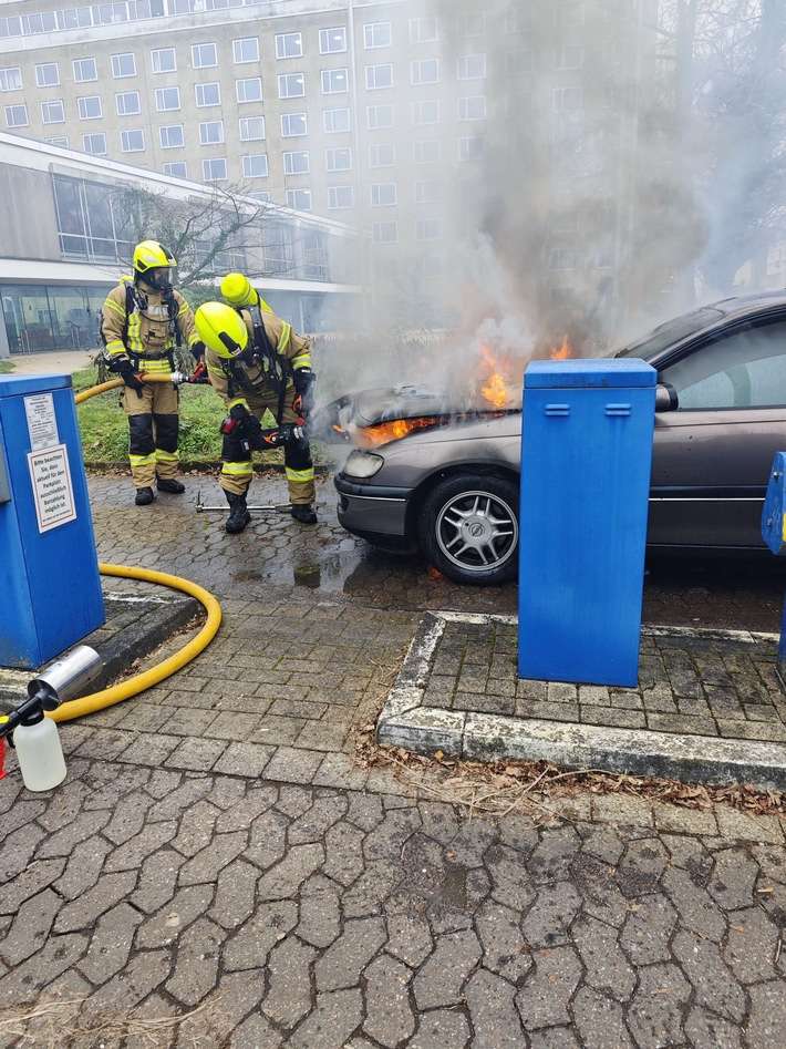 FW-DT: Pkw-Brand in der Leopoldstraße - Opel in Flammen