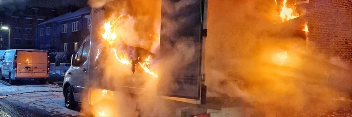 FW-NE: Kleinlaster in Vollbrand | Keine Verletzten