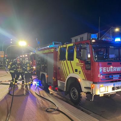 FW-AUR: Auto brennt direkt an Hauswand