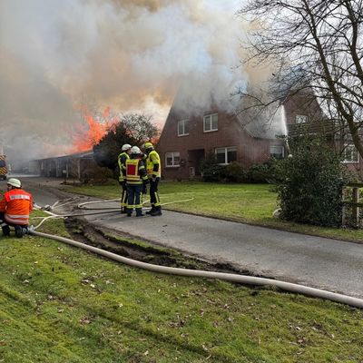 FW-ROW: Großbrand von Wohnhaus mit Schwimmbad - Einsatz dauert über fünf Stunden