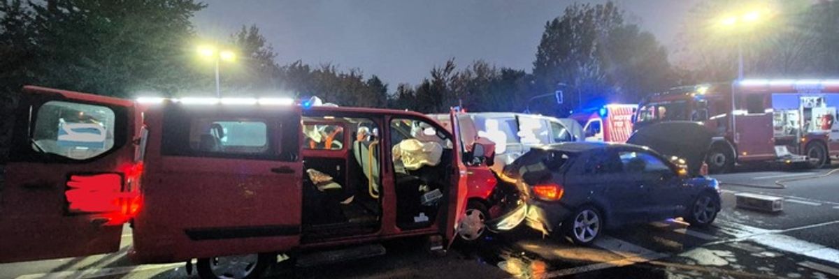 FW Düren: Verkehrsunfall auf der B264 bei Derichsweiler - eine Person eingeschlossen, drei Verletzte