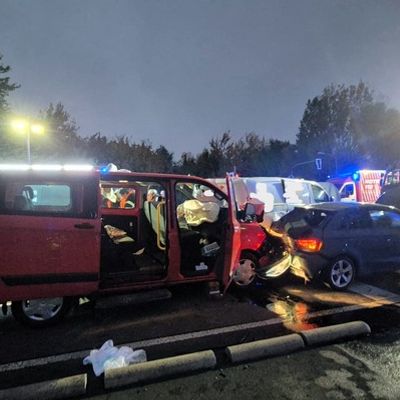 FW Düren: Verkehrsunfall auf der B264 bei Derichsweiler - eine Person eingeschlossen, drei Verletzte
