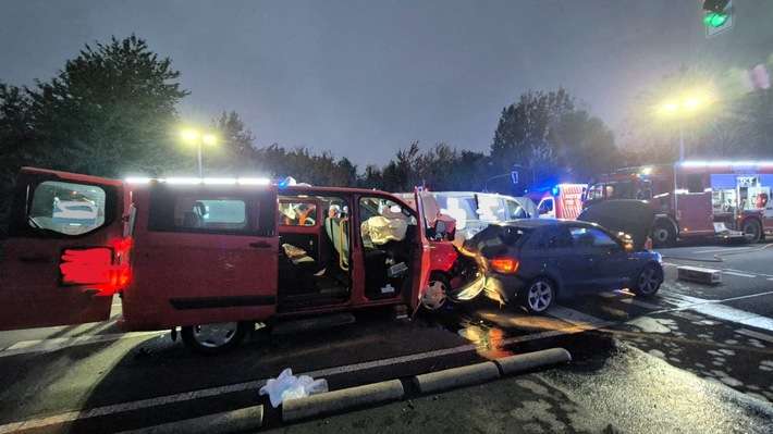 FW Düren: Verkehrsunfall auf der B264 bei Derichsweiler - eine Person eingeschlossen, drei Verletzte
