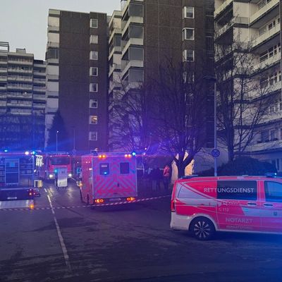 FW-GL: Unklarer Geruch in Hochhaus - umfangreicher Feuerwehr- und Rettungsdiensteinsatz in Bockenberg