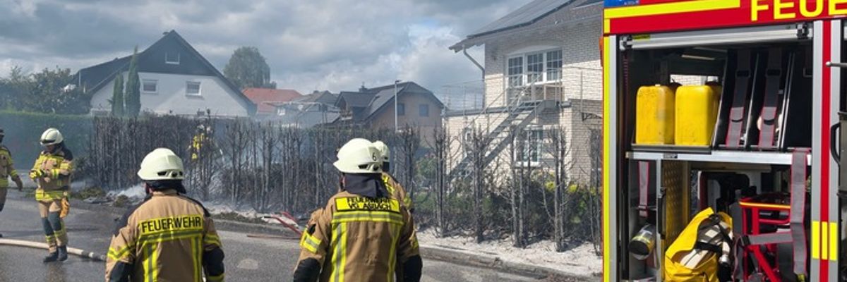 FW VG Asbach: Heckenbrand in Windhagen / Übergreifen auf Wohngebäude verhindert