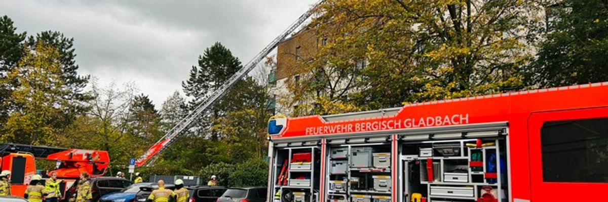 FW-GL: Wohnungsbrand in Mehrfamilienhaus - zwei Personen verletzt