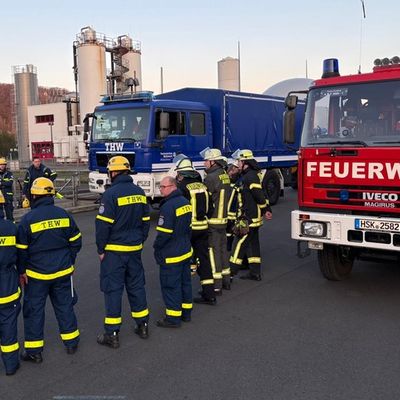 FW-AR: Gemeinsame Übung von Feuerwehr und THW stärkt Zusammenarbeit