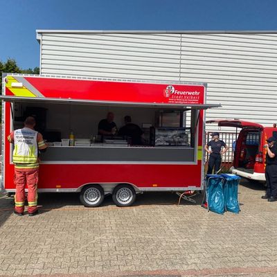 FW-Velbert: Lagerhalle brennt in voller Ausdehnung