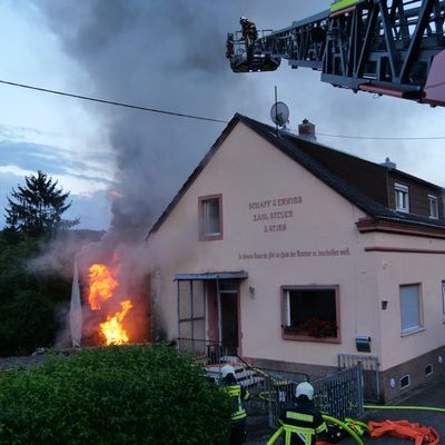 FW LK Neunkirchen: Brand eines Carports greift auf Wohnhaus über - Großalarm für die Feuerwehr Schiffweiler