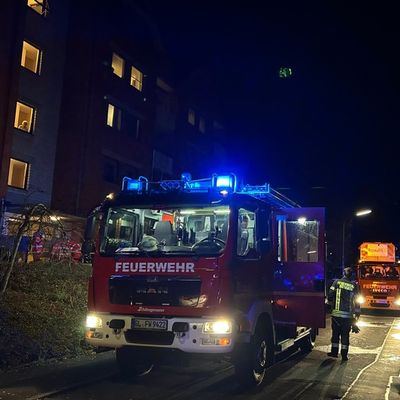 FW Rösrath: Gemeldeter Verkehrsunfall, Person in Notlage und Gebäudebrand: Feuerwehr Rösrath mehrfach im Einsatz