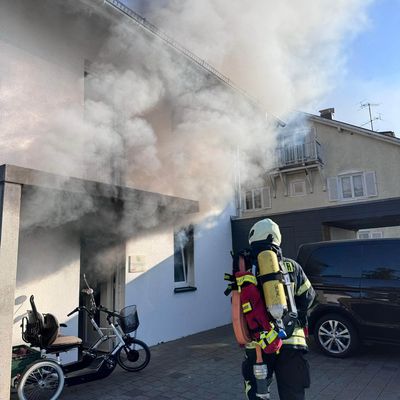 KFV Bodenseekreis: Wohnungsvollbrand durch explodierten Fahrrad-Akku - Mehrere Verletzte in Unteruhldingen