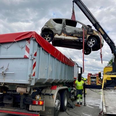 FW Ratingen: Brand eines Elektrofahrzeugs auf der BAB 3 mit schwer verletzter Person