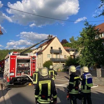 KFV-CW: Feuerwehr kann Ausbreiten eines Dachstuhlbrandes verhindern / Keine Verletzten / 300.000 Euro Sachschaden