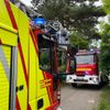 FW-AUR: Holzteile von Hütte und Zaun in Brand