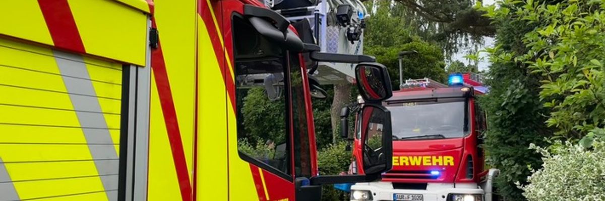 FW-AUR: Holzteile von Hütte und Zaun in Brand