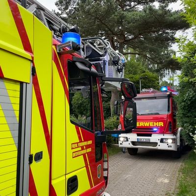 FW-AUR: Holzteile von Hütte und Zaun in Brand