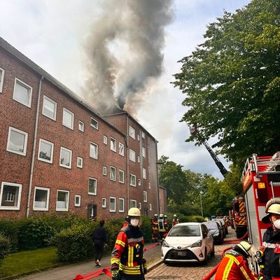 FW Neumünster: Dachstuhlbrand in der Sedanstraße - Feuerwehr verhindert weitere Brandausbreitung