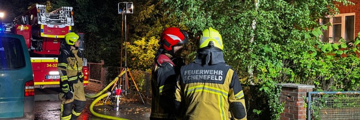 FW-PI: Schenefeld (PI): Brand eines Anbaus - Feuerwehr verhindert Vollbrand eines Einfamilienhauses
