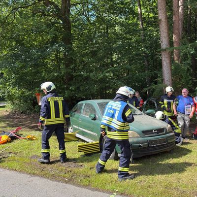 FW-AUR: Feuerwehr und Rettungsdienst trainieren komplexe Unfallszenarien