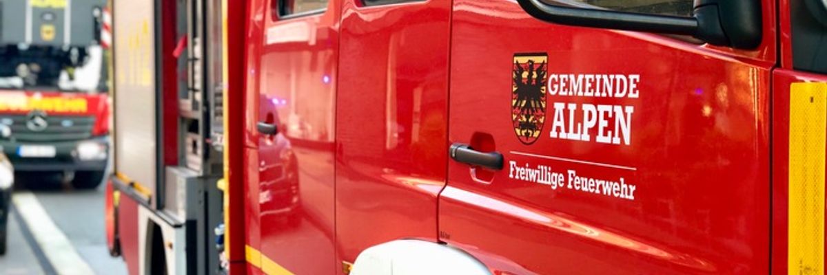 FW Alpen: gemeldeter Fahrzeugbrand auf der A57