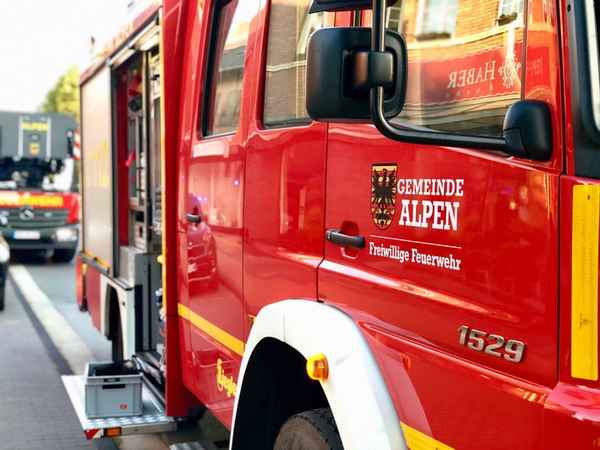 FW Alpen: gemeldeter Fahrzeugbrand auf der A57