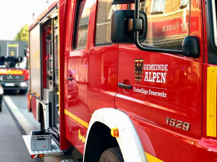 FW Alpen: gemeldeter Fahrzeugbrand auf der A57