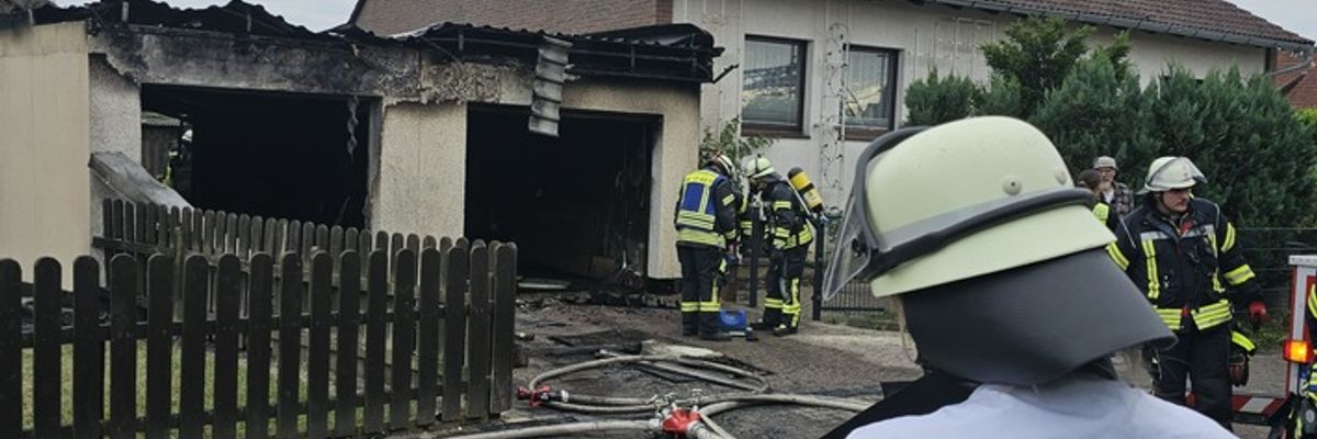 FW Celle: Garagenbrand in Garßen