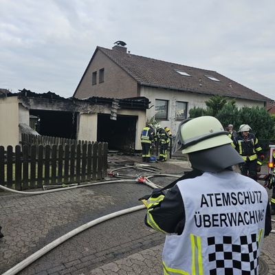 FW Celle: Garagenbrand in Garßen