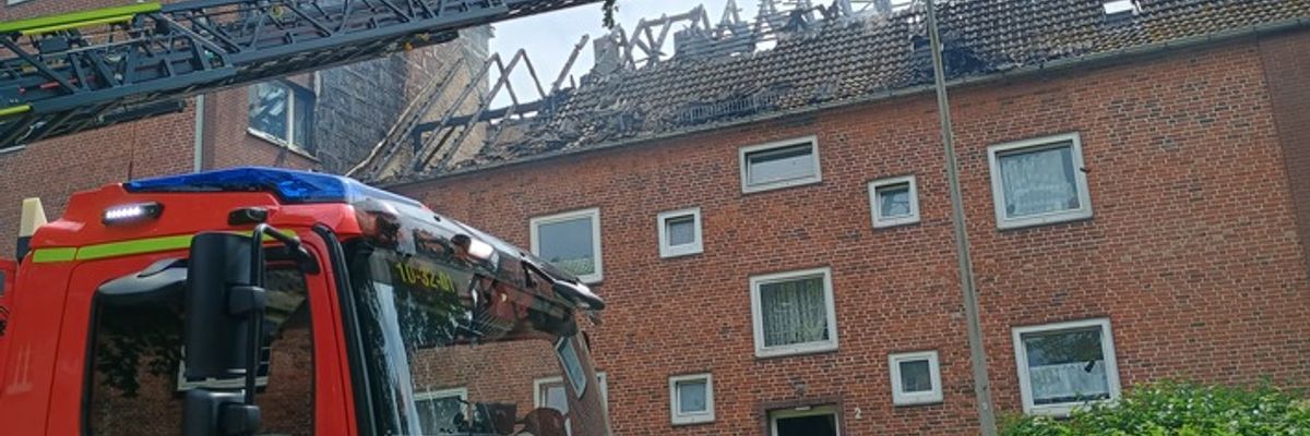 FW Neumünster: Dachstuhlbrand in der Sedanstraße - Feuerwehr verhindert weitere Brandausbreitung
