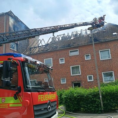 FW Neumünster: Dachstuhlbrand in der Sedanstraße - Feuerwehr verhindert weitere Brandausbreitung